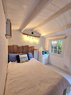 Coastal Cosy Cabin With hot tub