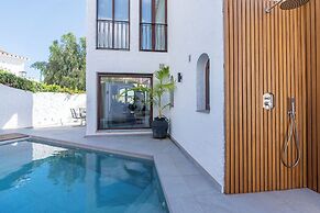 Luxury House With Private Heated Pool in Nerja!