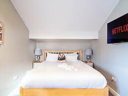 Outstanding Deluxe Hideaway by Avo Apartment