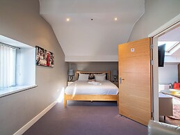 Outstanding Deluxe Hideaway by Avo Apartment