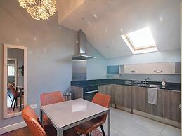 Outstanding Deluxe Hideaway by Avo Apartment