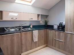 Outstanding Deluxe Hideaway by Avo Apartment