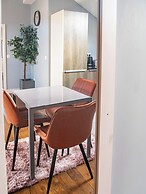 Outstanding Deluxe Hideaway by Avo Apartment