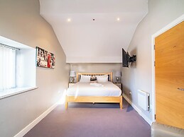 Outstanding Deluxe Hideaway by Avo Apartment