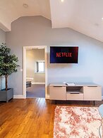 Outstanding Deluxe Hideaway by Avo Apartment