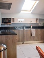 Outstanding Deluxe Hideaway by Avo Apartment