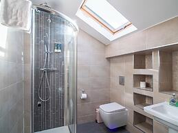 Outstanding Deluxe Hideaway by Avo Apartment