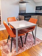 Outstanding Deluxe Hideaway by Avo Apartment