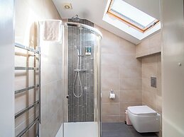 Outstanding Deluxe Hideaway by Avo Apartment