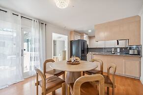Spacious Mountain View Duplex In Prime Location 3 Bedroom Duplex