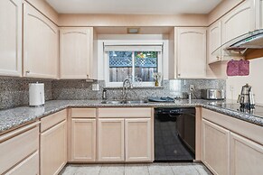 Spacious Mountain View Duplex In Prime Location 3 Bedroom Duplex