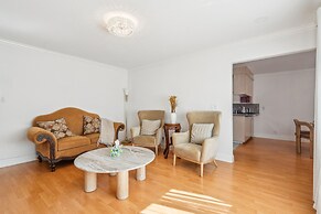 Spacious Mountain View Duplex In Prime Location 3 Bedroom Duplex