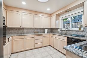 Spacious Mountain View Duplex In Prime Location 3 Bedroom Duplex