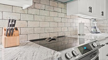 Tranquil Flint Escape: Relax In Nature's Serenity 3 Bedroom Home