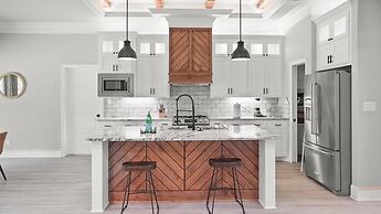 Tranquil Flint Escape: Relax In Nature's Serenity 3 Bedroom Home