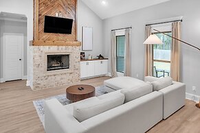 Tranquil Flint Escape: Relax In Nature's Serenity 3 Bedroom Home