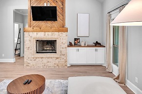 Tranquil Flint Escape: Relax In Nature's Serenity 3 Bedroom Home