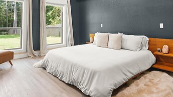 Tranquil Flint Escape: Relax In Nature's Serenity 3 Bedroom Home