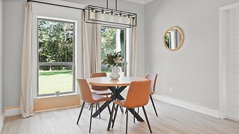 Tranquil Flint Escape: Relax In Nature's Serenity 3 Bedroom Home