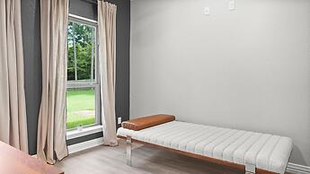 Tranquil Flint Escape: Relax In Nature's Serenity 3 Bedroom Home