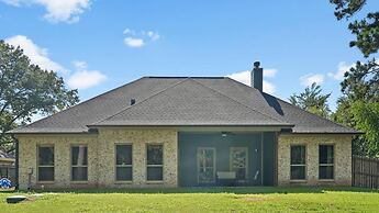 Tranquil Flint Escape: Relax In Nature's Serenity 3 Bedroom Home