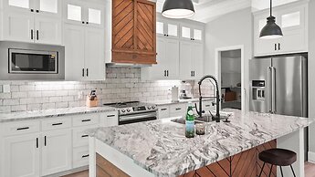 Tranquil Flint Escape: Relax In Nature's Serenity 3 Bedroom Home