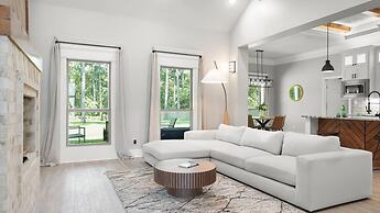 Tranquil Flint Escape: Relax In Nature's Serenity 3 Bedroom Home