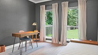 Tranquil Flint Escape: Relax In Nature's Serenity 3 Bedroom Home