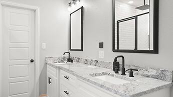 Tranquil Flint Escape: Relax In Nature's Serenity 3 Bedroom Home