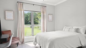 Tranquil Flint Escape: Relax In Nature's Serenity 3 Bedroom Home