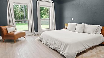 Tranquil Flint Escape: Relax In Nature's Serenity 3 Bedroom Home