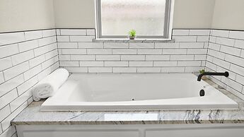 Tranquil Flint Escape: Relax In Nature's Serenity 3 Bedroom Home