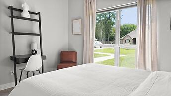 Tranquil Flint Escape: Relax In Nature's Serenity 3 Bedroom Home