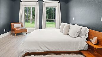 Tranquil Flint Escape: Relax In Nature's Serenity 3 Bedroom Home