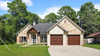 Tranquil Flint Escape: Relax In Nature's Serenity 3 Bedroom Home