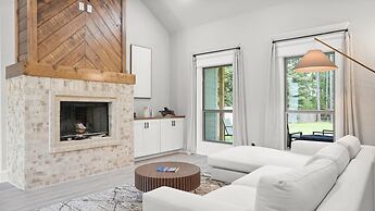 Tranquil Flint Escape: Relax In Nature's Serenity 3 Bedroom Home