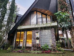 Villa 4-BR Klub Bunga No. 4 Batu Malang