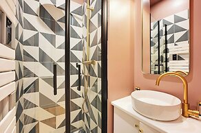 Haven of Peace Near the Palais de Garnier