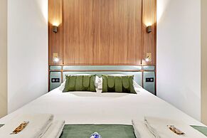 Chic and Spacious Apartment in the Heart of Paris