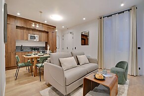 Chic and Spacious Apartment in the Heart of Paris