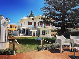 Room in B&B - Suitebeach bnb and Resort