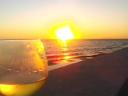 Room in B&B - Suitebeach bnb and Resort