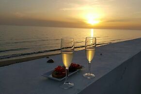 Room in B&B - Suitebeach bnb and Resort