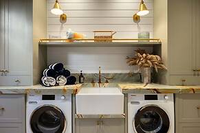 Muskoka Luxe Retreat With Pool Spa Fire Pit