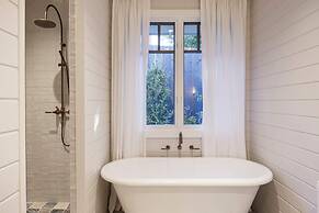 Muskoka Luxe Retreat With Pool Spa Fire Pit