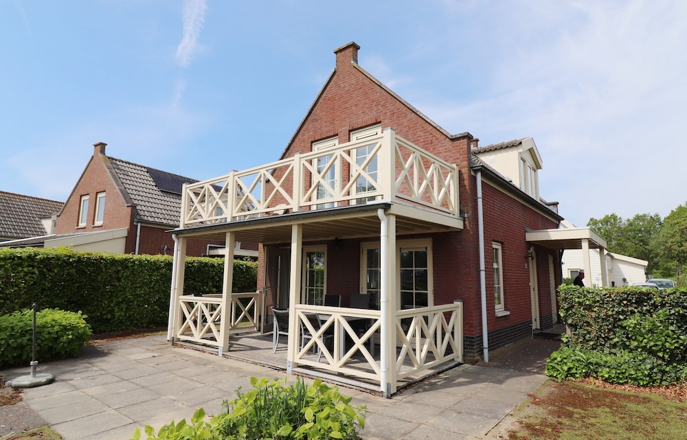 Bungalow by Water Near Rotterdam