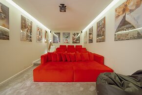 Pool Cinema Villa by Vacationy