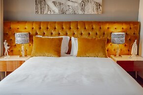 Pool Cinema Villa by Vacationy