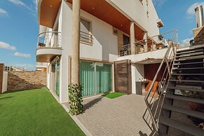 Pool Cinema Villa by Vacationy