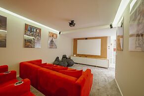 Pool Cinema Villa by Vacationy